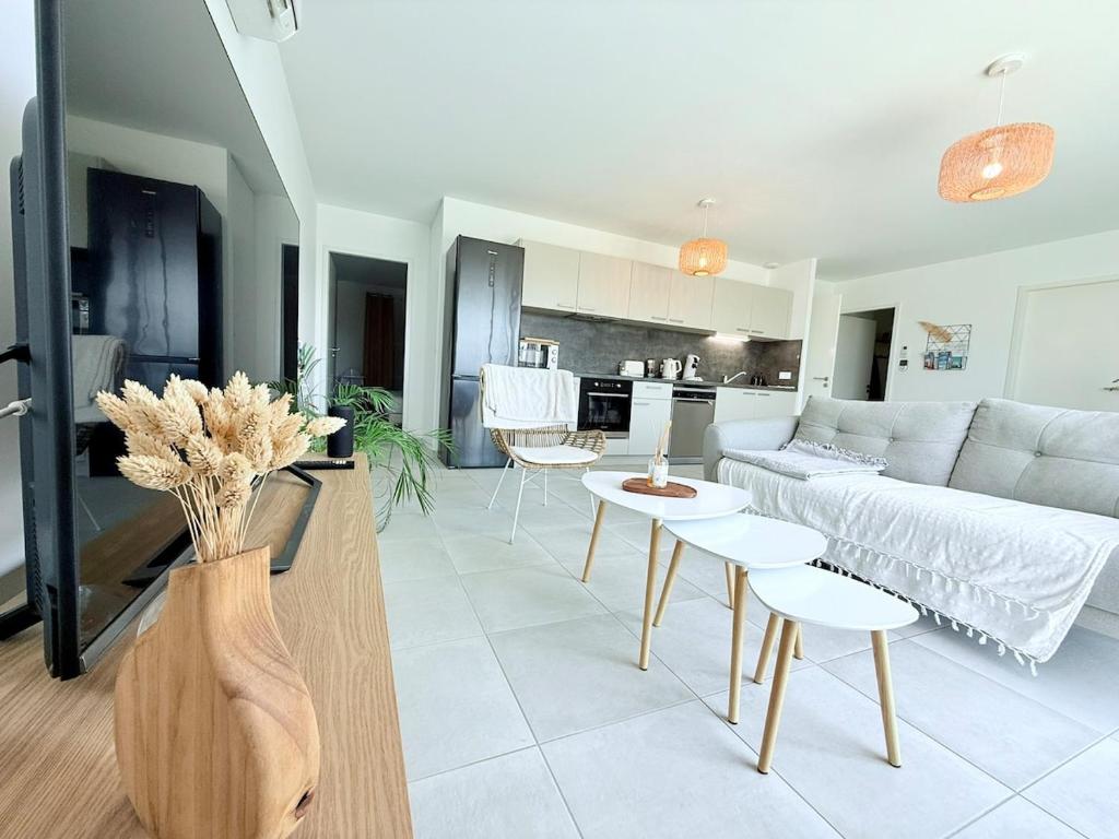 un salon avec un canapé et une table dans l'établissement La Brise des îles, à Yves