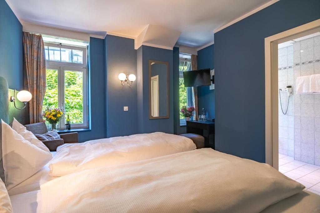 Postel nebo postele na pokoji v ubytování Hotel Royal Luzern