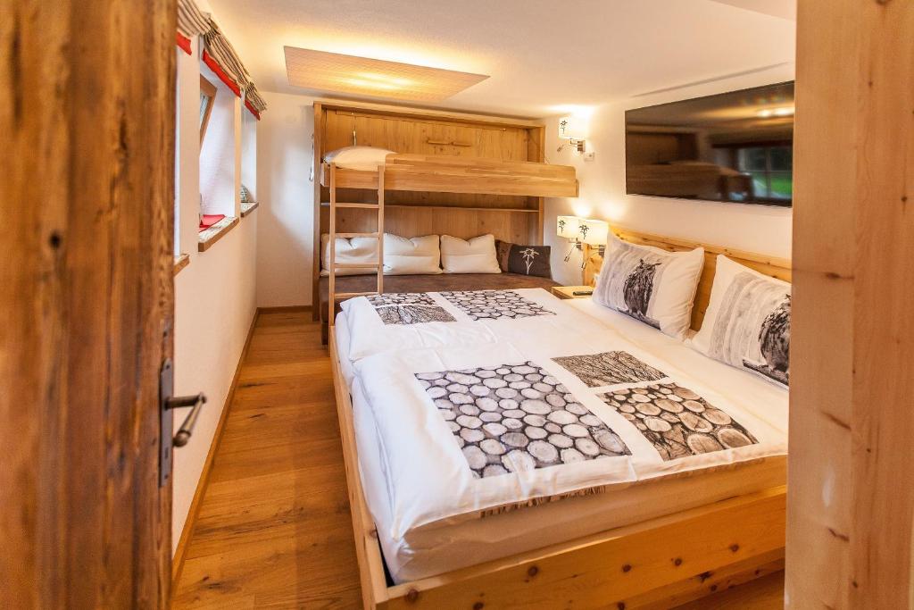 Posteľ alebo postele v izbe v ubytovaní Chalet Haberlhütte