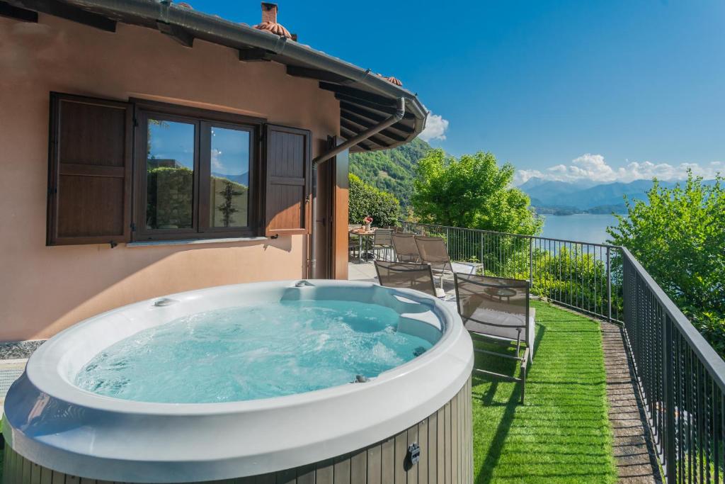 wanna z hydromasażem na boku domu w obiekcie Villa Castello with jacuzzi & priceless view by Rent All Como w mieście Argegno