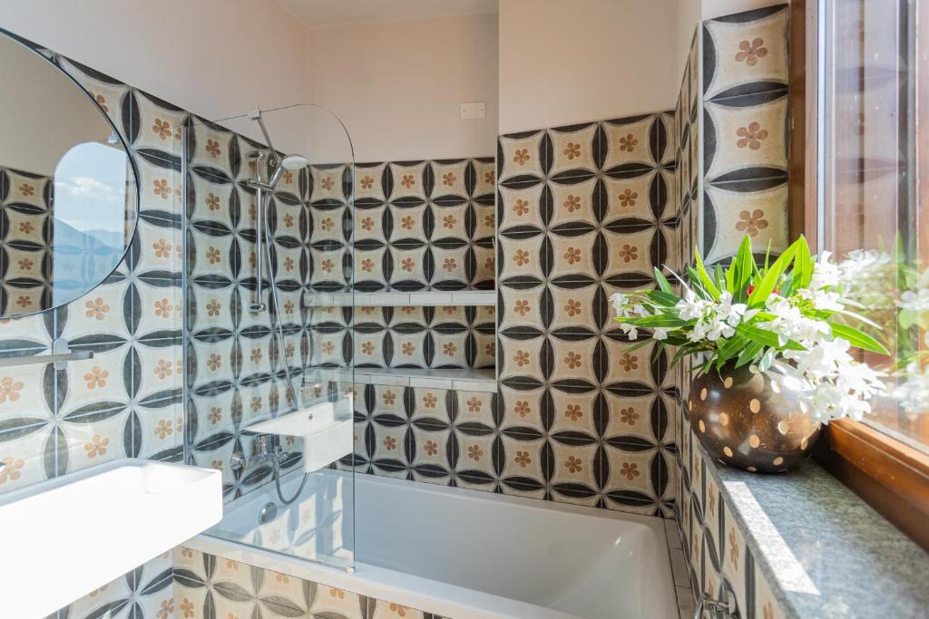 Łazienka w obiekcie Villa Castello with jacuzzi & priceless view by Rent All Como