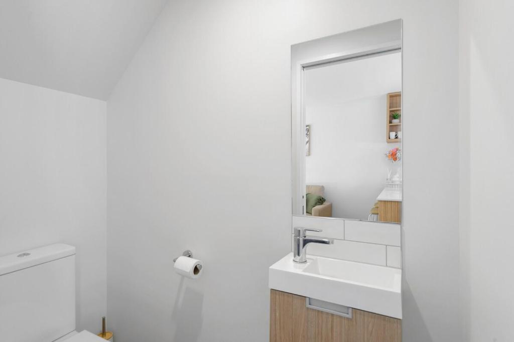 5 Minute Walk to Arena & Stadium - Resim 3