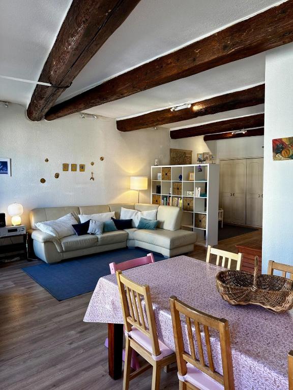 un salon avec une table et un canapé dans l'établissement T3 Chaleureux - Vieux Toulon - Proche Port, à Toulon