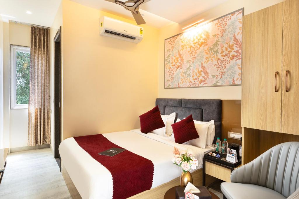 Postel nebo postele na pokoji v ubytování Asar Varanasi Junction by Orion Hotels