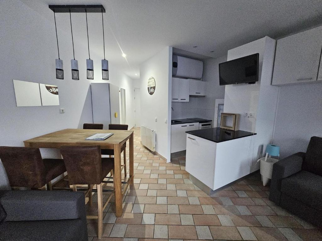 Il dispose d'une cuisine et d'un salon avec une table et une salle à manger. dans l'établissement Altissim Grantetras, au Pas de la Case