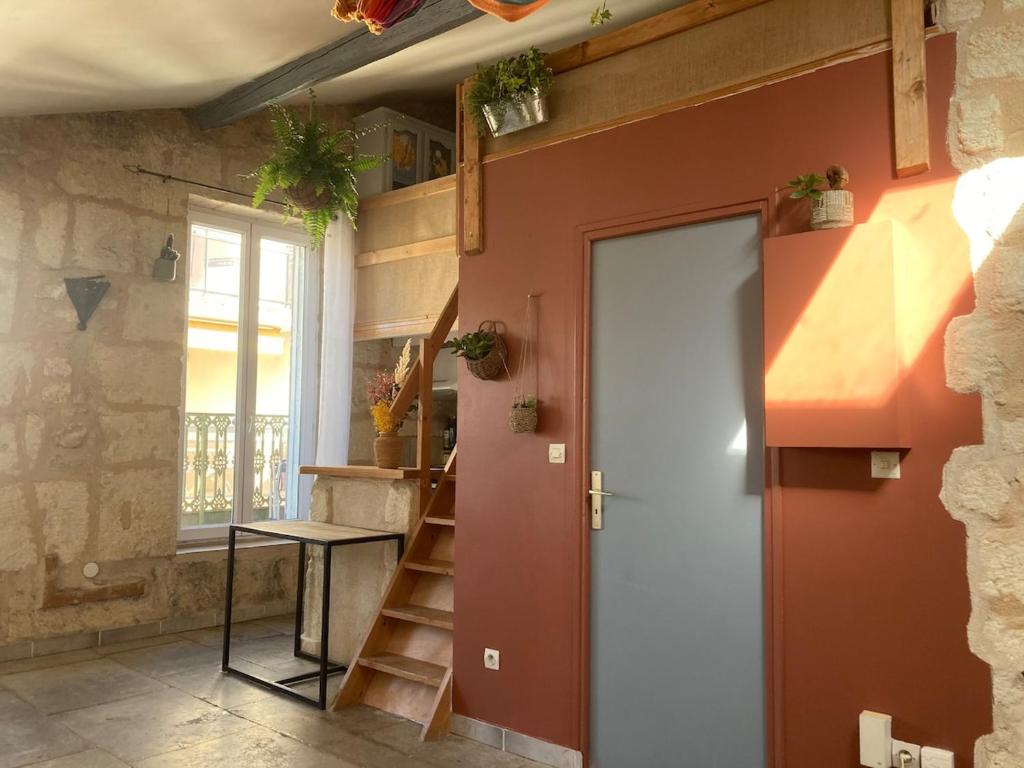 une pièce avec une porte, une cage d'escalier et une fenêtre dans l'établissement Magnifique appartement en centre-ville, à Montpellier