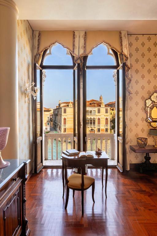 Bazén v ubytování Hotel Palazzo Stern nebo v jeho okolí