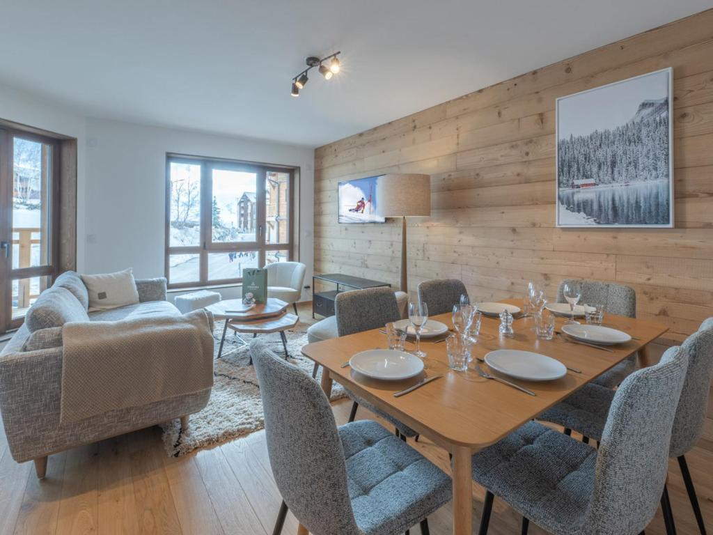 une salle à manger avec une table et des chaises dans l'établissement Appartement 2 chambres avec balcon au cœur de l'Alpe d'Huez - FR-1-645-85, à Huez