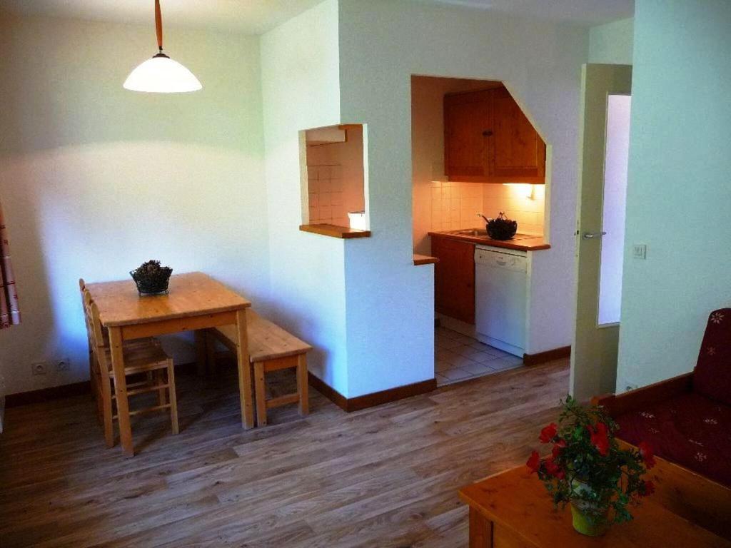 une chambre avec une table et une cuisine avec une table et des chaises dans l'établissement Appartement skis aux pieds, 4 couchages, balcon, wifi inclus - FR-1-513-66, à Courchevel
