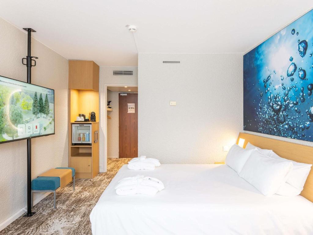 Postel nebo postele na pokoji v ubytování Novotel Grenoble Nord Voreppe