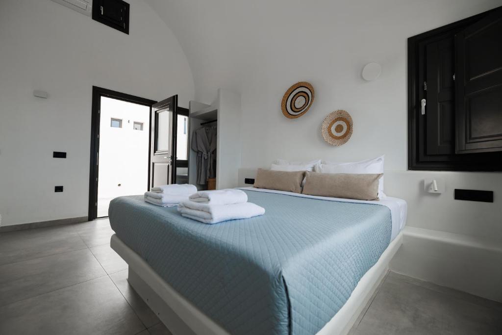 Postel nebo postele na pokoji v ubytování Swell Suites, Santorini