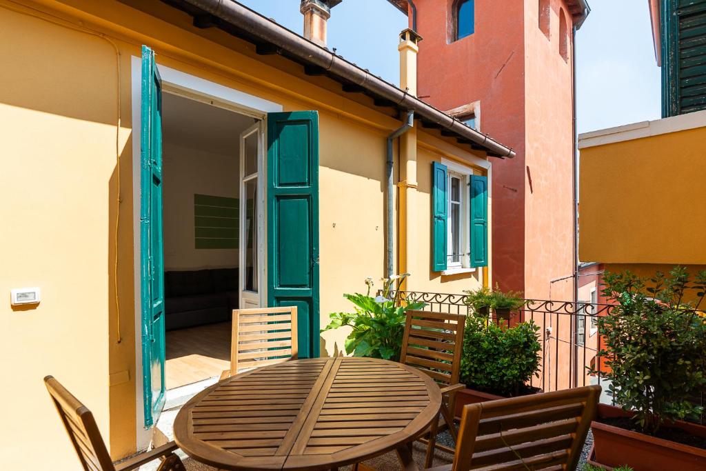 Palazzo delle Guglie by Postcardsfrom - Resim 4