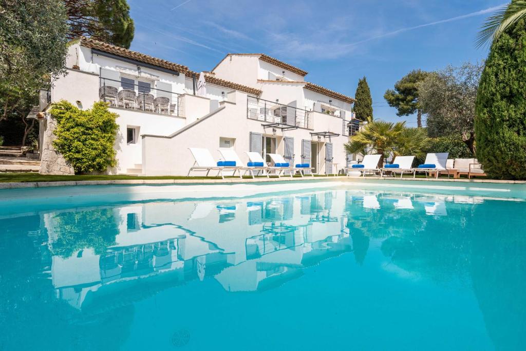 une villa avec piscine devant une maison dans l'établissement Sumptuous villa - AC- 6BR- 12P- Cannes, à Cannes