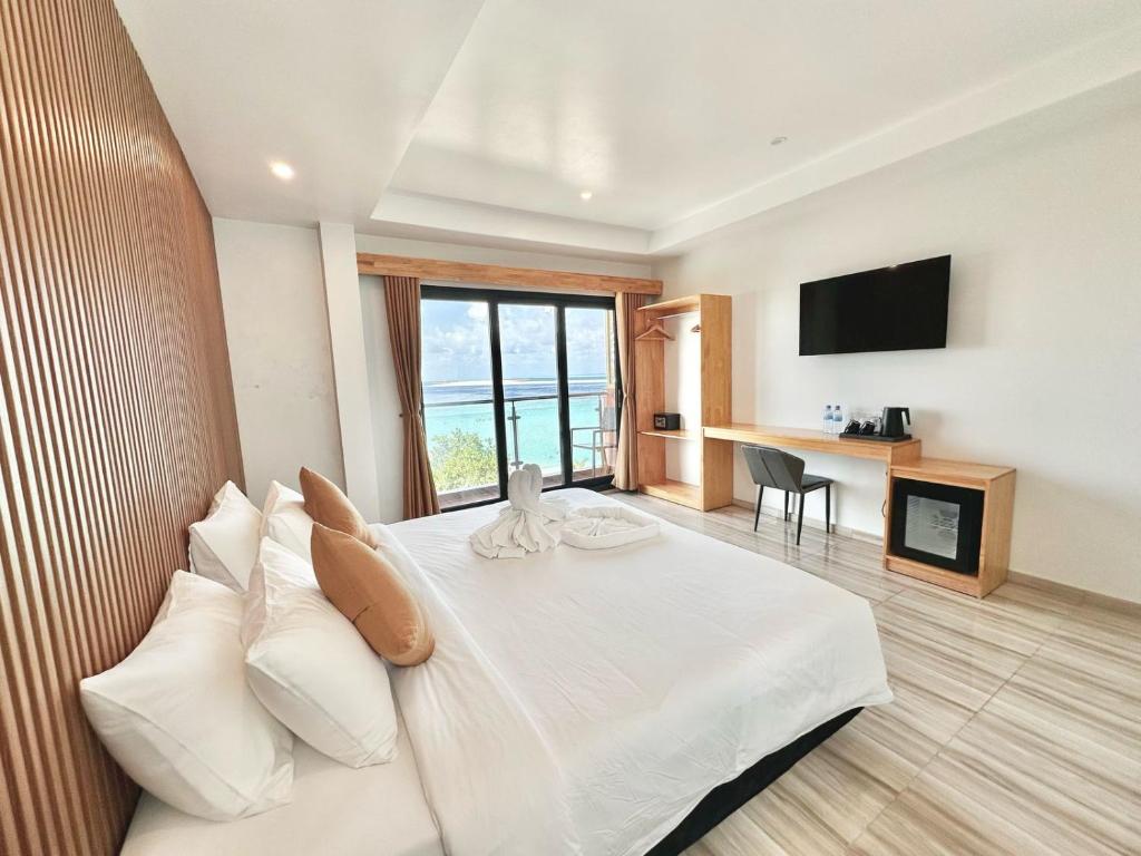 Postel nebo postele na pokoji v ubytování AIMI Beach Hotel