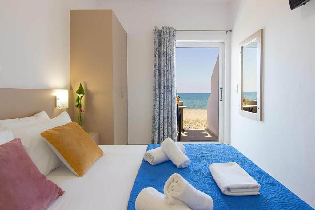 Postel nebo postele na pokoji v ubytování Creta Beachfront Apartment Β for 2 persons by MPS