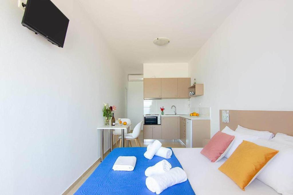 Kuchyň nebo kuchyňský kout v ubytování Creta Beachfront Apartment Β for 2 persons by MPS