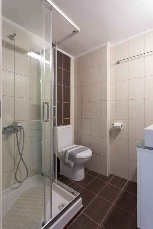 Koupelna v ubytování Creta Beachfront Apartment Β for 2 persons by MPS