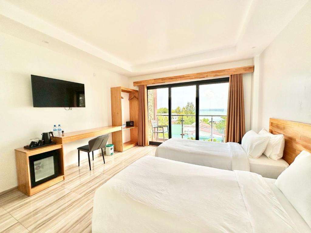 Postel nebo postele na pokoji v ubytování AIMI Beach Hotel