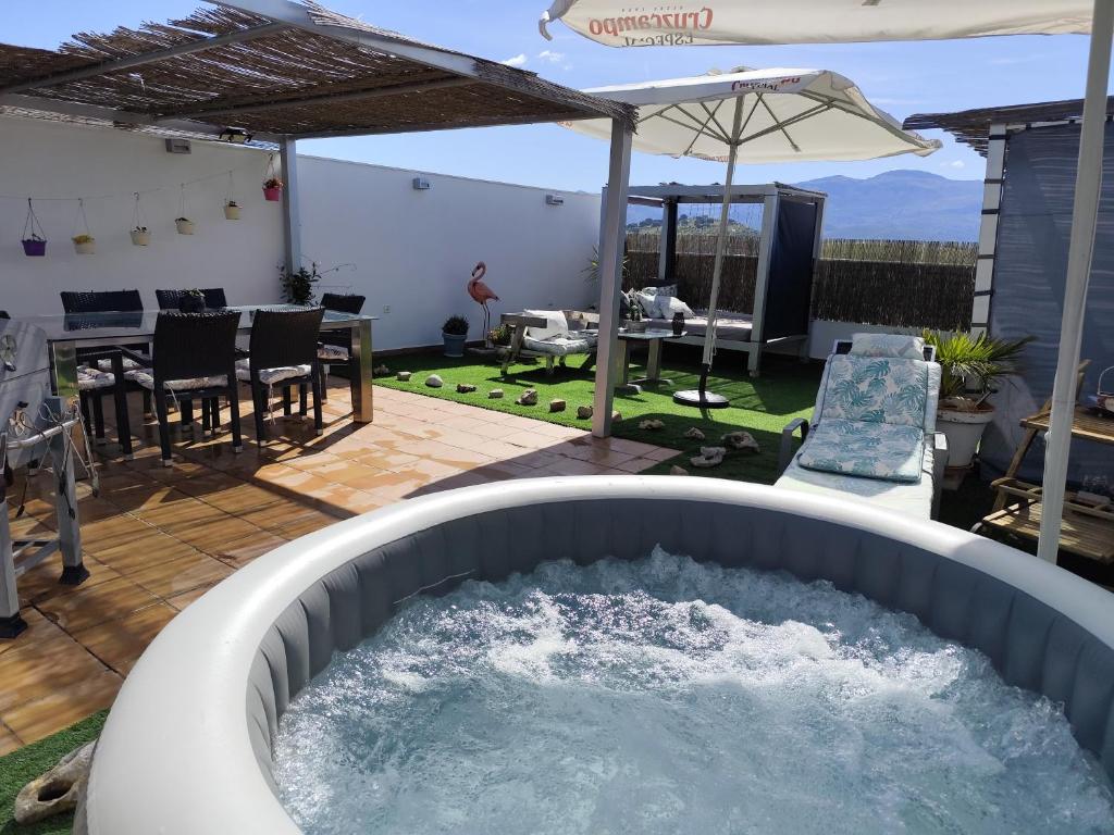 Kép ÁTICO RILQUE, Apartamentos Independientes con Jacuzzi Privado y Terraza en Ronda szállásáról Rondában a galériában