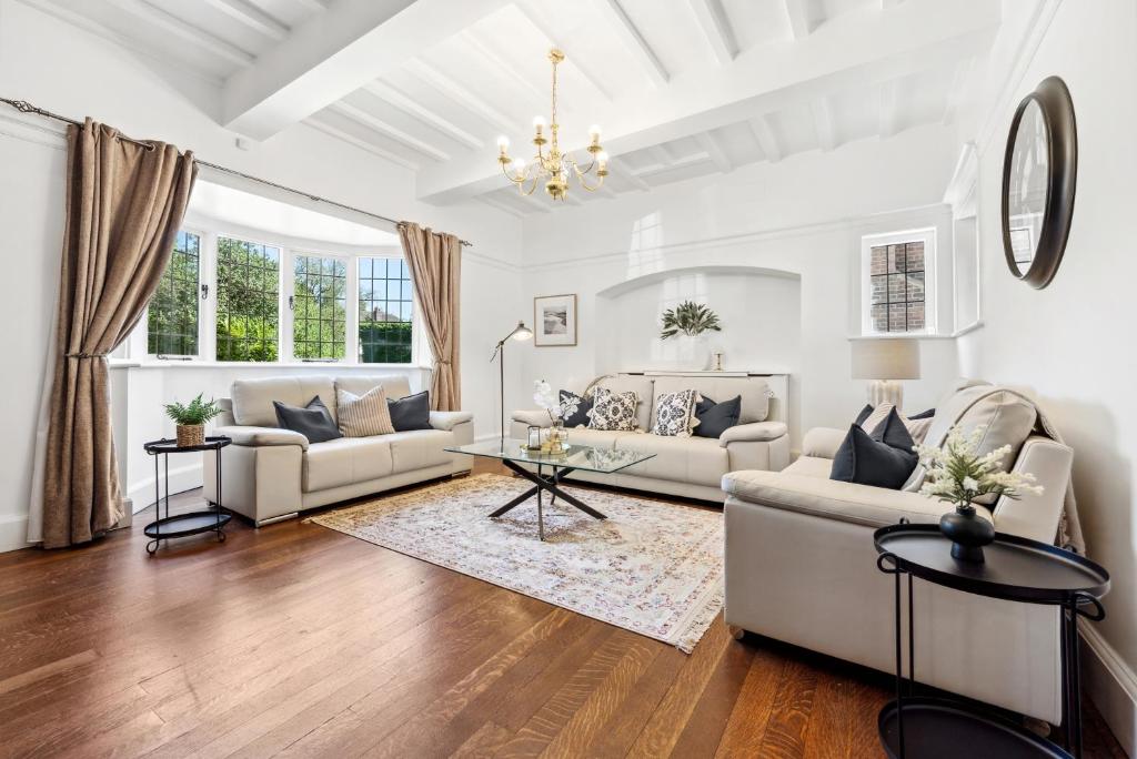 Khu vực ghế ngồi tại Windsor Manor - Luxury 5-bed Retreat in Solihull