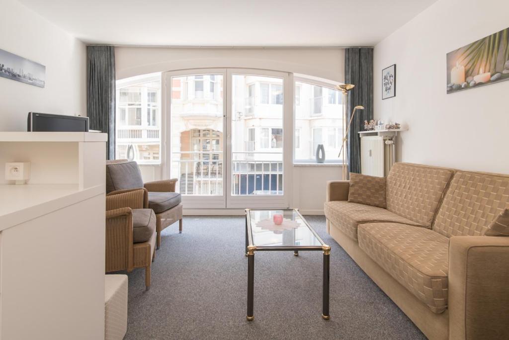 un salon avec un canapé et une table dans l'établissement Atlantic 11A, à Ostende