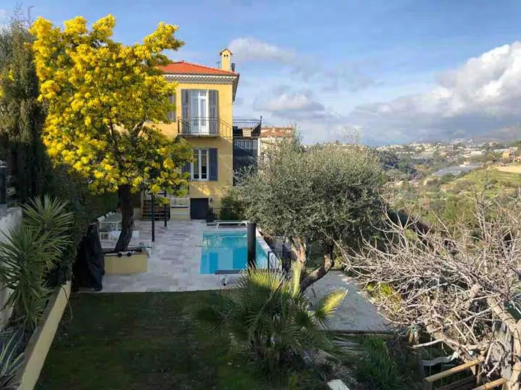 une villa avec une piscine et des arbres dans l'établissement Duplex In Villa With Private Pool In Nice Hills, à Nice