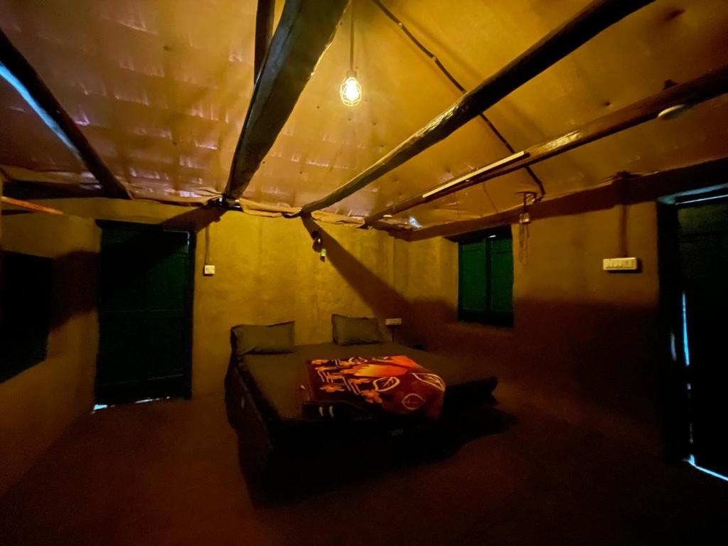 Posezení v ubytování 4Acres Farm Stay and Natural Mudhouse