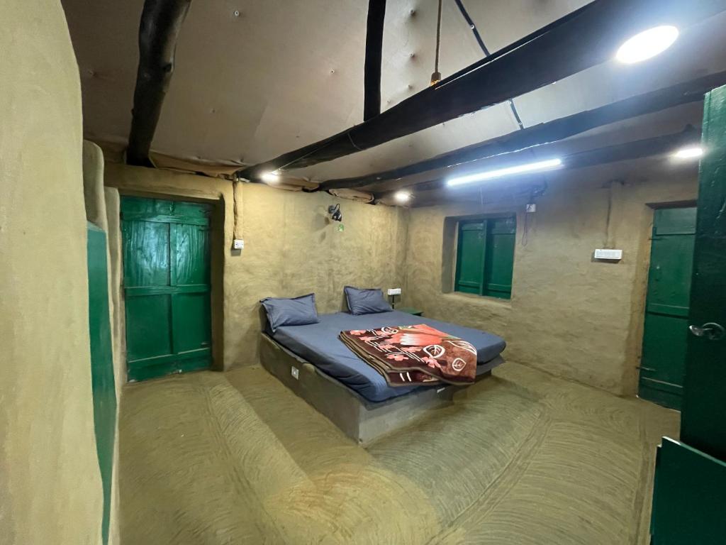 Postel nebo postele na pokoji v ubytování 4Acres Farm Stay and Natural Mudhouse