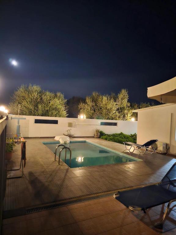 Bazén v ubytování Beach Pearl - Beach Front House with Private Pool nebo v jeho okolí