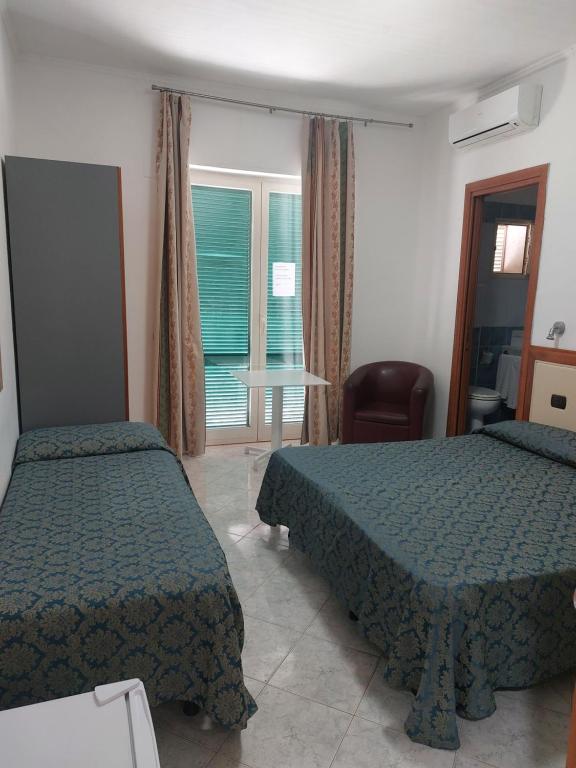 Postel nebo postele na pokoji v ubytování Hotel Klein Wien