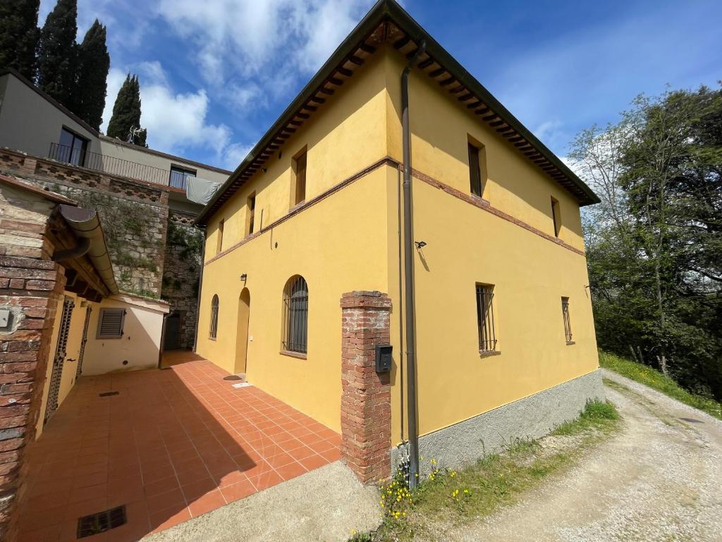 a large yellow building with a brick at Casa Peragna 2,8km from the Center in Siena