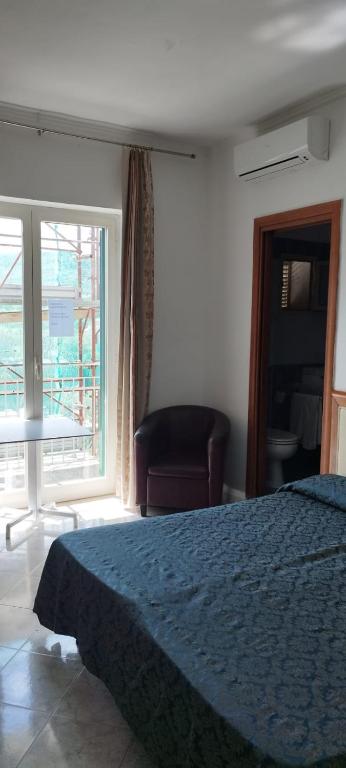 Postel nebo postele na pokoji v ubytování Hotel Klein Wien