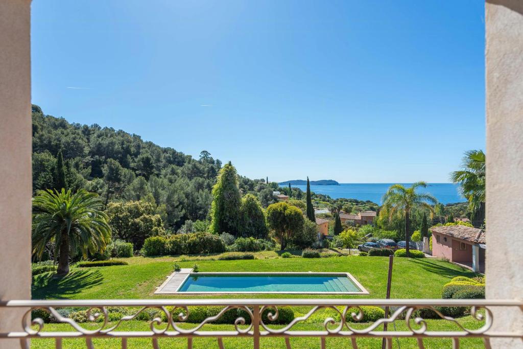 - une vue depuis le balcon d'une villa avec piscine dans l'établissement Sea View Bastide In Carqueiranne, à Carqueiranne