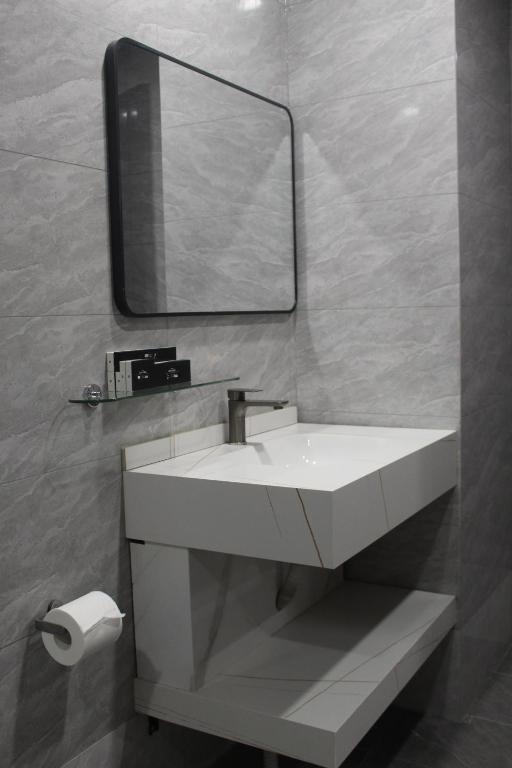 Koupelna v ubytování Skyport Hotel