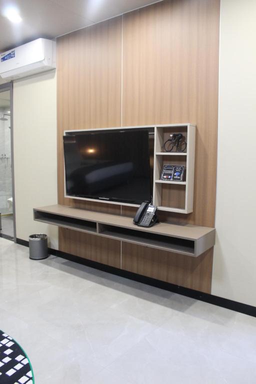 TV a/nebo společenská místnost v ubytování Skyport Hotel