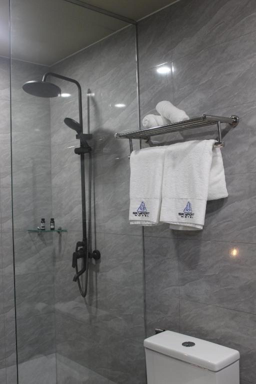 Koupelna v ubytování Skyport Hotel