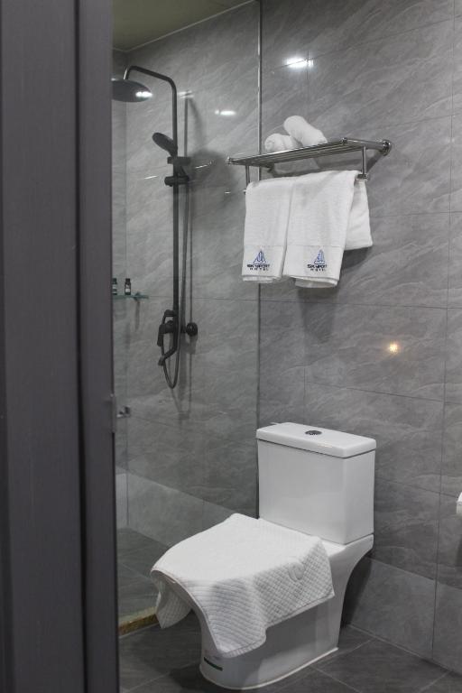 Koupelna v ubytování Skyport Hotel