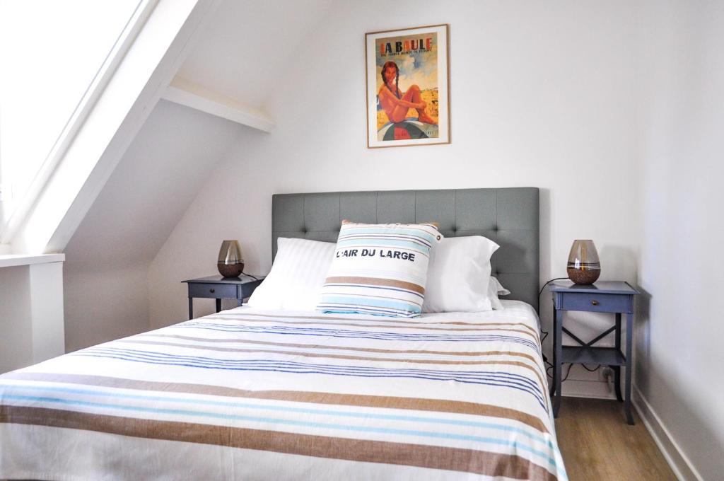 - une chambre avec un lit et 2 tables de chevet dans l'établissement La Villa du Brittany, à La Baule