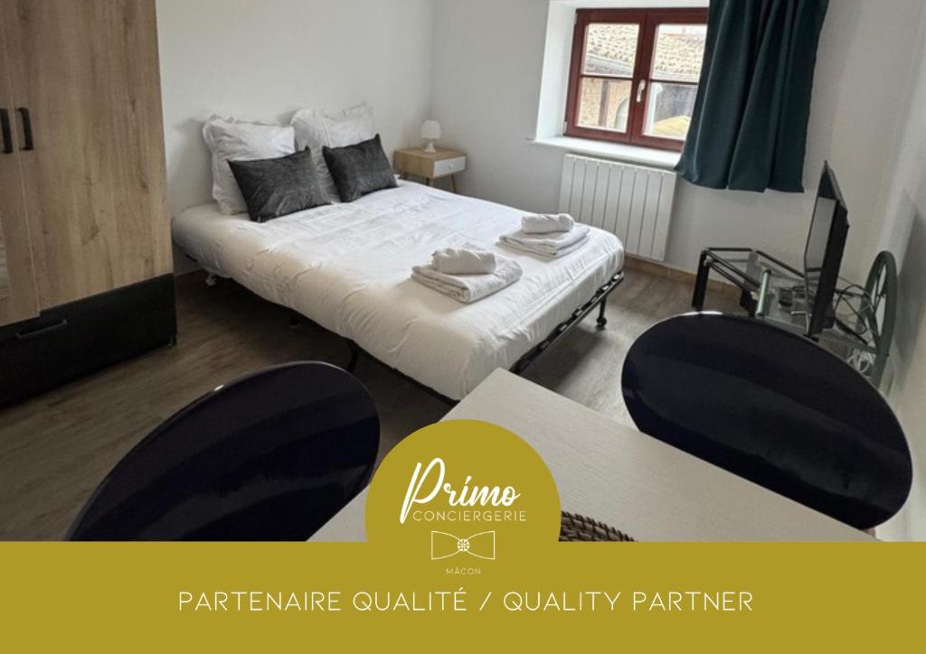 - une chambre avec un lit et deux chaises dans l'établissement La République BY PRIMO C0NCIERGERIE, à Tournus