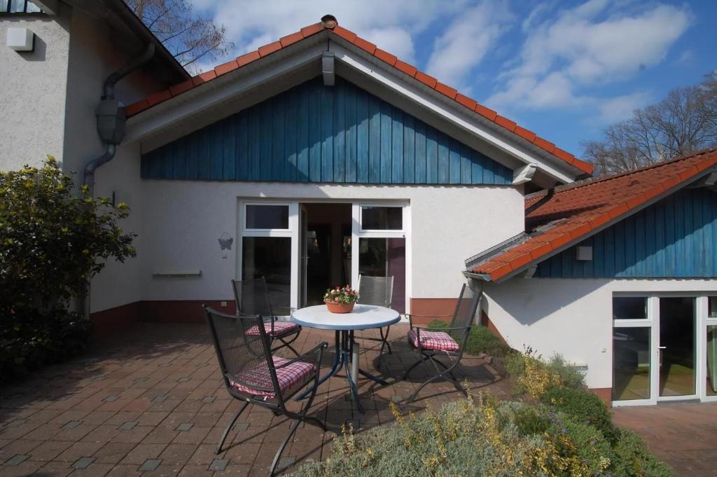 Una mesa y sillas frente a una casa en Landleben, en Fritzlar