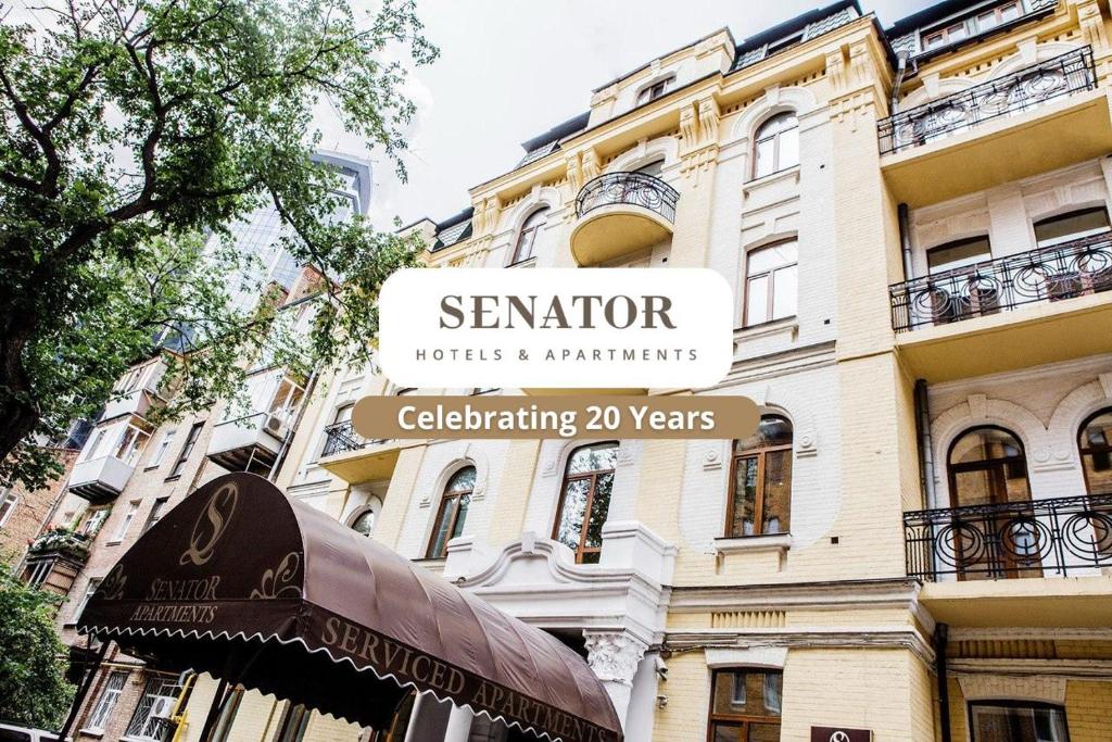 Un edificio con un cartel que anuncia un hotel y apartamentos. en Senator City Center, en Kiev