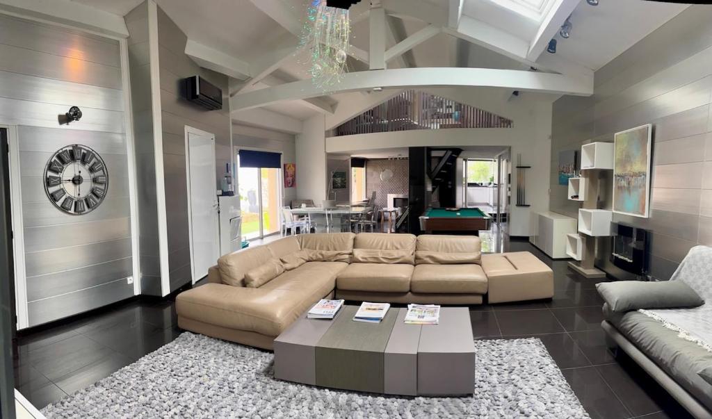 un salon avec un canapé et une table dans l'établissement Casa Adelia, à Pélissanne