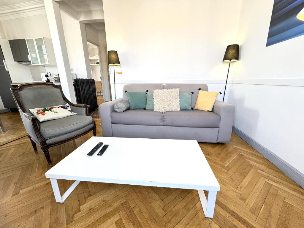 un salon avec un canapé et une table basse dans l'établissement ApartHotel Riviera - Hyper Centre Musiciens - Superior 1 Bedroom Apartement AC - Balcony - 10 mn Promenade des Anglais - BALCON PALAIS EXCELSIOR 1, à Nice