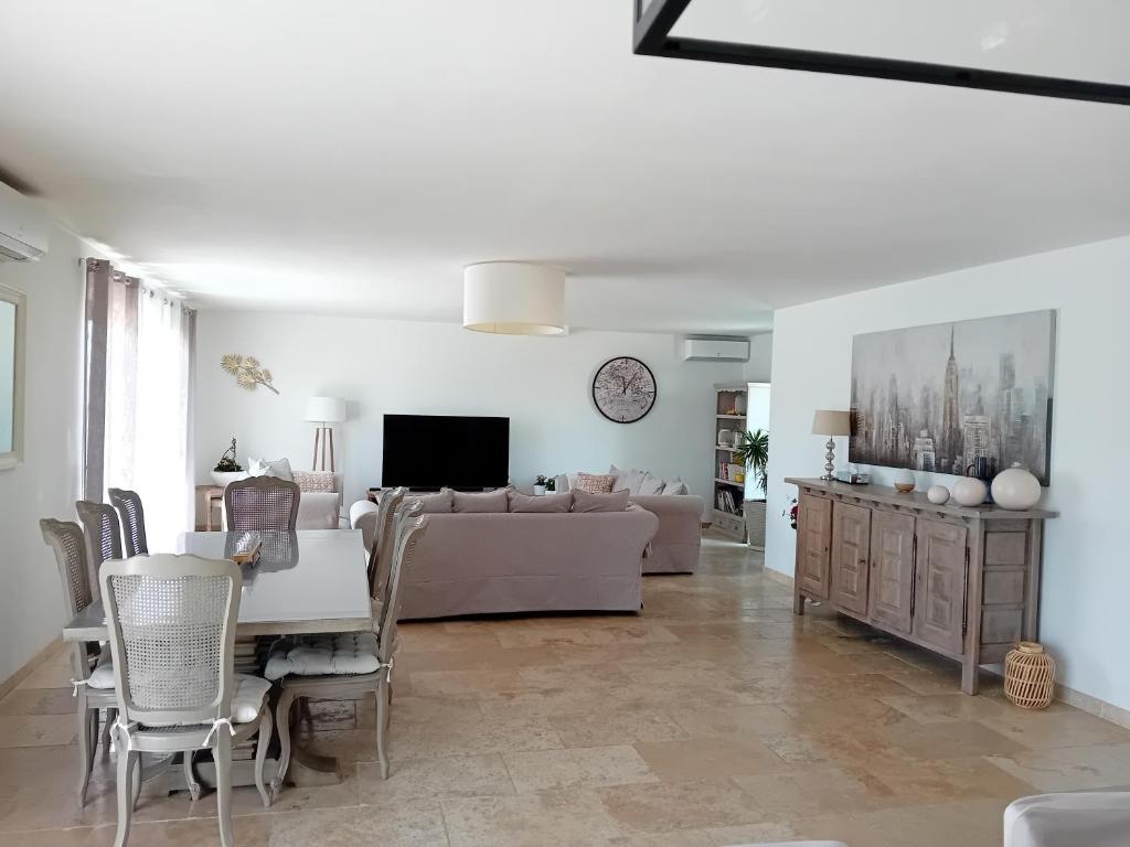Televízia a/alebo spoločenská miestnosť v ubytovaní villa 4 étoiles avec piscine et pool house