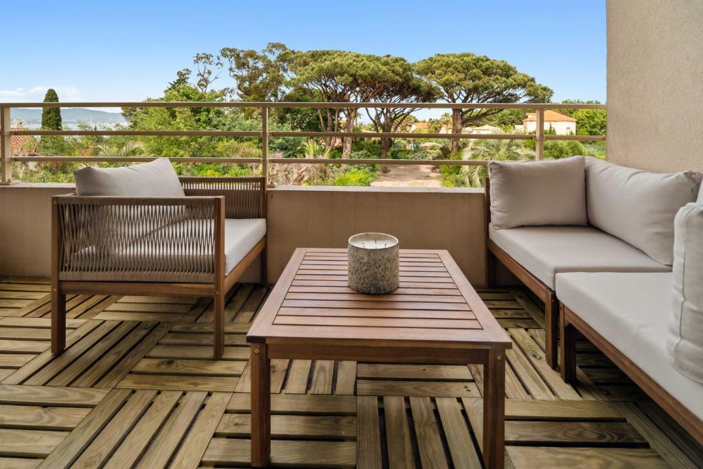 - un balcon avec un canapé et une table basse dans l'établissement Modern apartment sea view -2BR-4P- Saint-Tropez, à Saint-Tropez