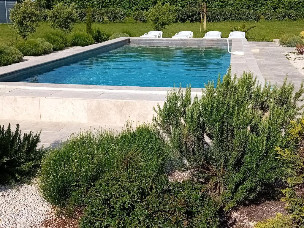 Bazén v ubytovaní villa 4 étoiles avec piscine et pool house alebo v jeho blízkosti