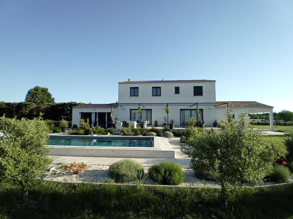 Bazén v ubytovaní villa 4 étoiles avec piscine et pool house alebo v jeho blízkosti