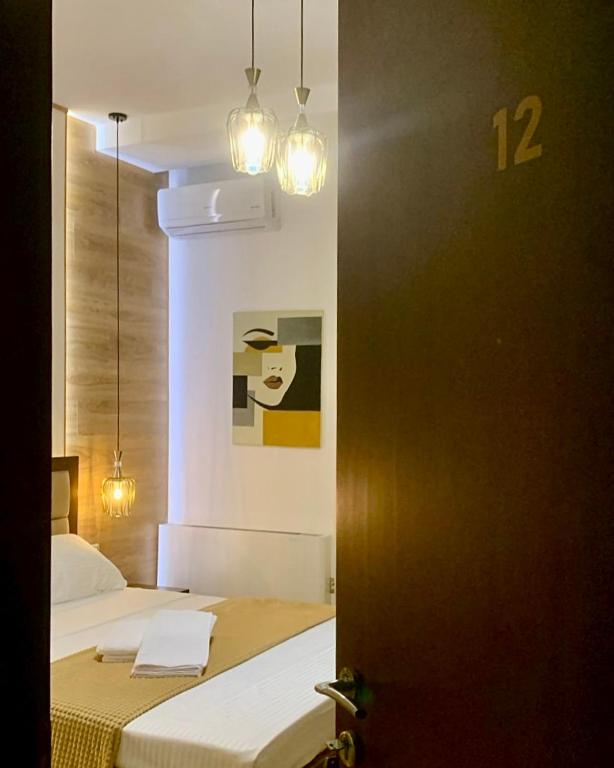 Postel nebo postele na pokoji v ubytování Triena Rooms