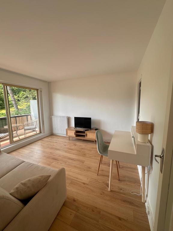 Un televizor și/sau centru de divertisment la Studio lumineux proche de Paris