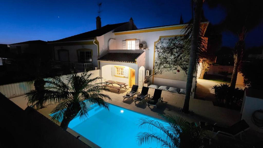 une villa avec une piscine la nuit dans l'établissement Rafael by Check-in Portugal, à Albufeira